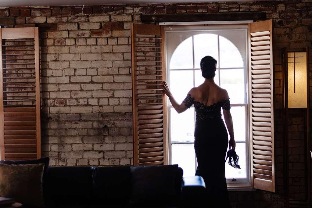The Henry Jones Art Hotel Hobart Bekvemmeligheter bilde A woman in a dress