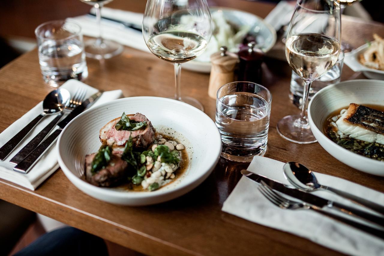 The Henry Jones Art Hotel Hobart Eksteriør bilde Dishes at the restaurant