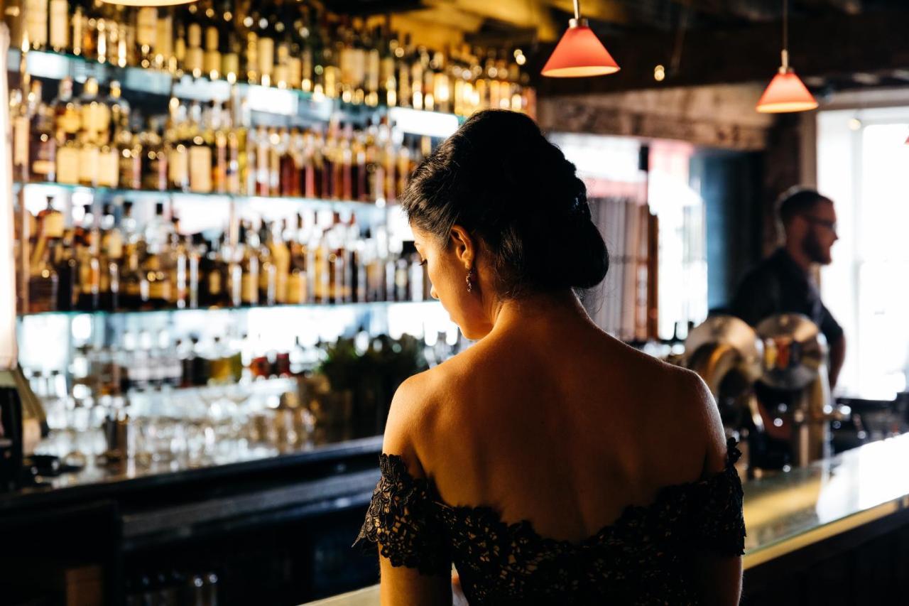 The Henry Jones Art Hotel Hobart Eksteriør bilde A woman at a bar